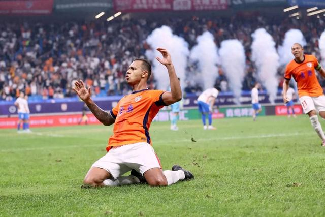 包含赛地聚焦——中超今夜热度飙升，马赛迎来里程碑，悬念犹存，资深球员宣示担当的词条