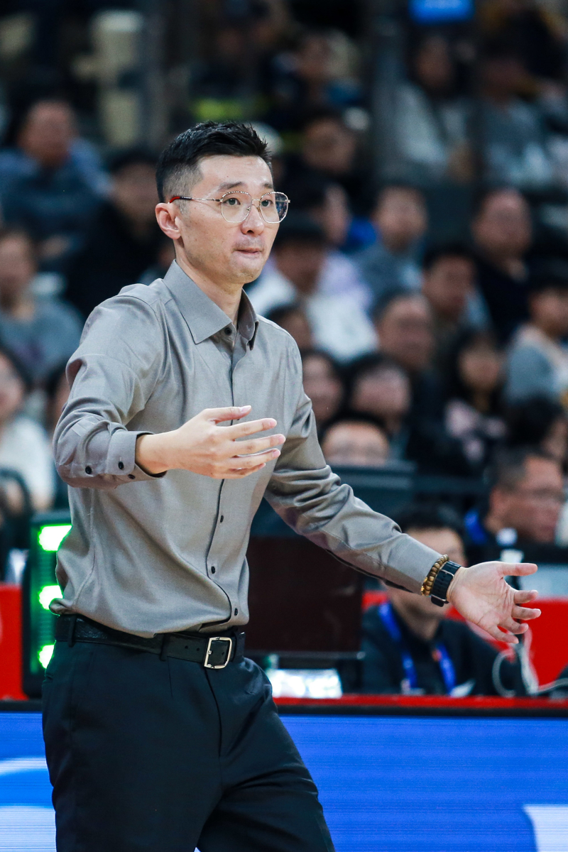 包含集结日CBA常规赛传出新动向，上海久事再遭质疑，管理层表态——质疑声仍在，年轻球员得到机会的词条